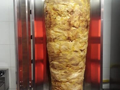 Spiedo verticale con la carne del kebab in cottura nel locale di Rovato
