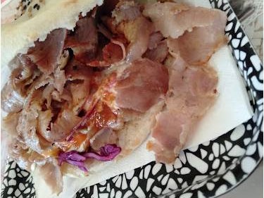 Panino farcito con carne di kebab e verdure fresche preparato a Rovato