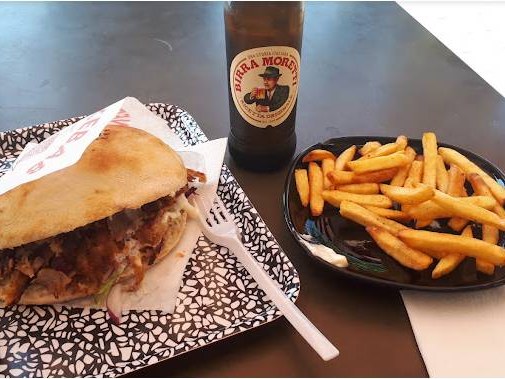 Panino kebab con patatine fritte e bibita servito come menu completo a Rovato